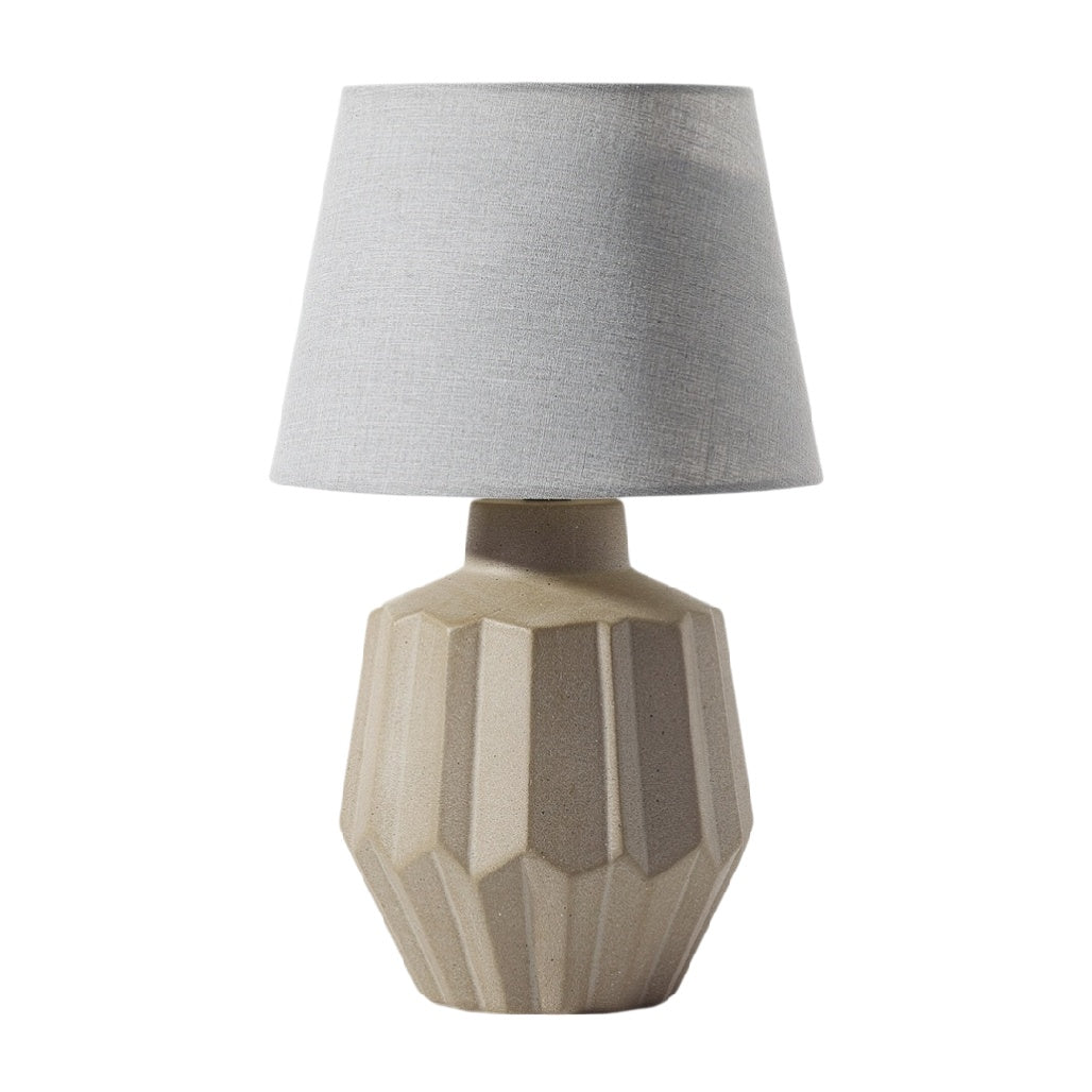 **Lampa stołowa z geometrycznym kloszem - minimalistyczny design**